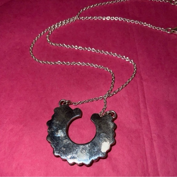 Half crescent squash
Sterling Chain has extender. Shortest is 16 or 18 longest - Picture 2 of 2